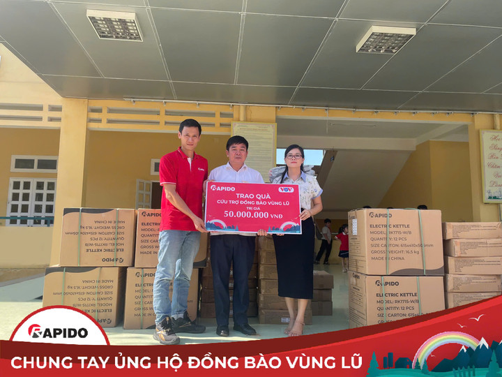 Đại diện Rapido trao quà tại Tuyên Quang.