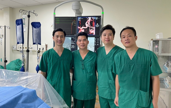 Kíp bác sĩ Bệnh viện tỉnh Hà Giang thực hiện kỹ thuật được chuyển giao từ Bệnh viện Bạch Mai. (Ảnh: BVCC)