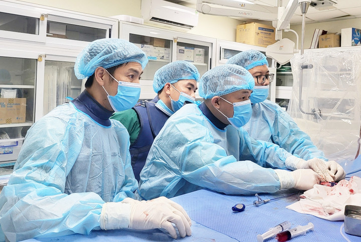 Các bác sĩ Bệnh viện Đa khoa Hà Giang thực hiện can thiệp cho bệnh nhân (Ảnh: BVCC)