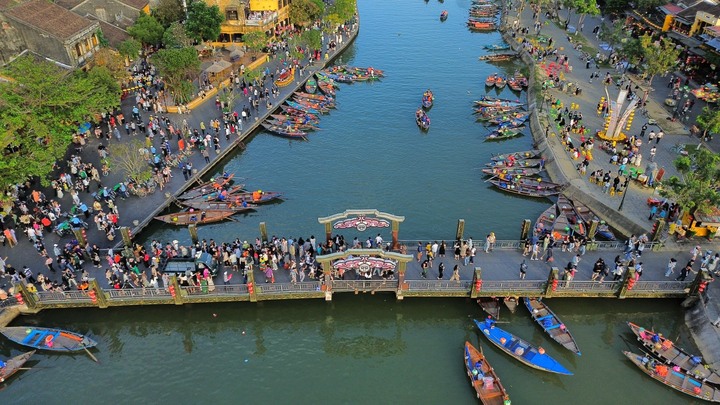 Du lịch Hội An ngày càng thu hút nhiều du khách đến tham quan.