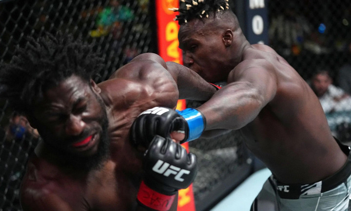 William Knight quay mặt sang một bên nhưng tay vẫn thực hiện cú đấm.