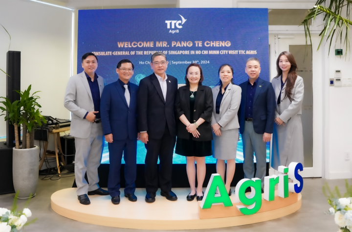 Chủ tịch TTC AgriS bà Đặng Huỳnh Ức My (thứ 4 từ trái qua) cùng Tổng Lãnh sự Cộng hòa Singapore ông Pang Te Cheng (thứ 3 từ trái qua) tại buổi gặp gỡ ngày 30/9.