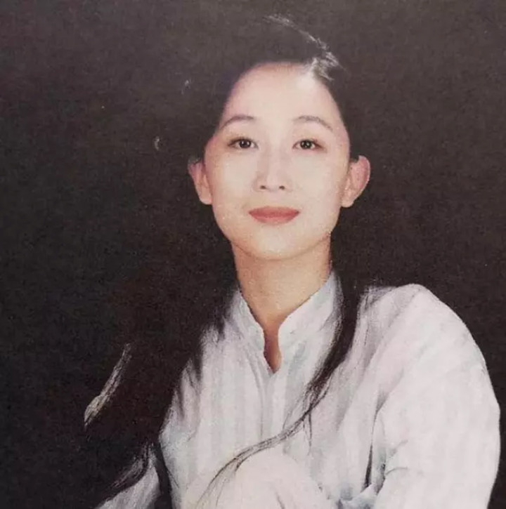 Nhan sắc Trần Cẩn thời trẻ.