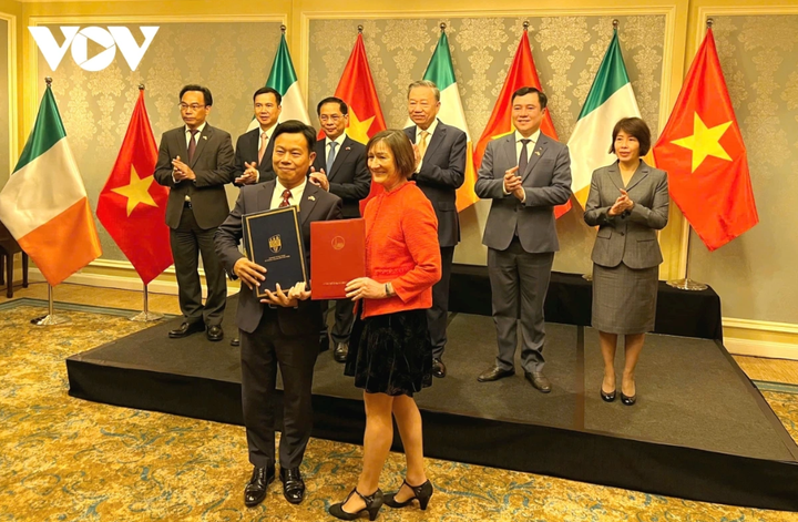 Giám đốc Đại học Quốc gia Hà Nội và Phó Giám đốc phụ trách toàn cầu Đại học Dublin đã trao Thỏa thuận hợp tác khung thúc đẩy hợp tác đào tạo, nghiên cứu khoa học.