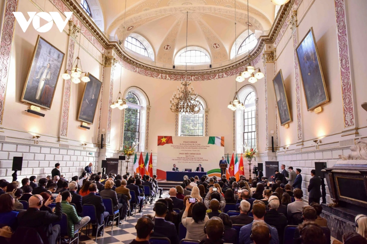 Tổng Bí thư, Chủ tịch nước thăm trường Đại học Trường Đại học Trinity Dublin.