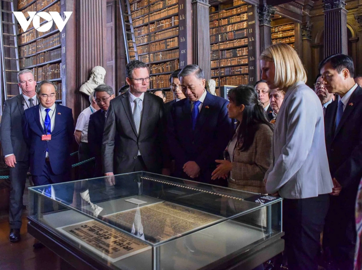 Tổng Bí thư, Chủ tịch nước thăm thư viện trường Đại học Trường Đại học Trinity Dublin