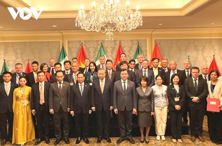 Tổng Bí thư, Chủ tịch nước Tô Lâm chụp ảnh cùng các đại biểu sau lễ ký kết các văn kiện hợp tác.