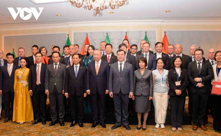 Tổng Bí thư, Chủ tịch nước Tô Lâm chụp ảnh cùng các đại biểu sau lễ ký.