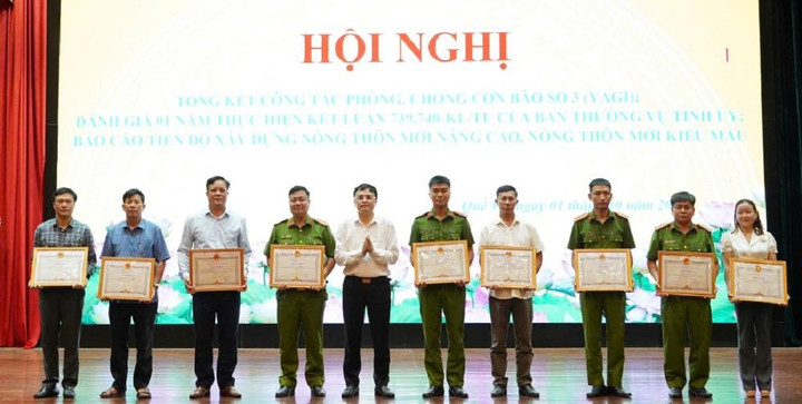 Ông Đặng Văn Tuấn, Chủ tịch UBND TX Quế Võ tặng bằng khen cho các tập thể.