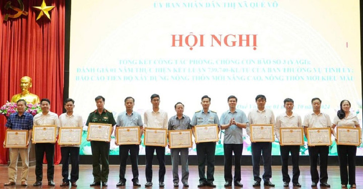 Ông Phạm Thanh Hải, Bí thư Thị ủy Quế Võ tặng Bằng khen cho các tập thể.