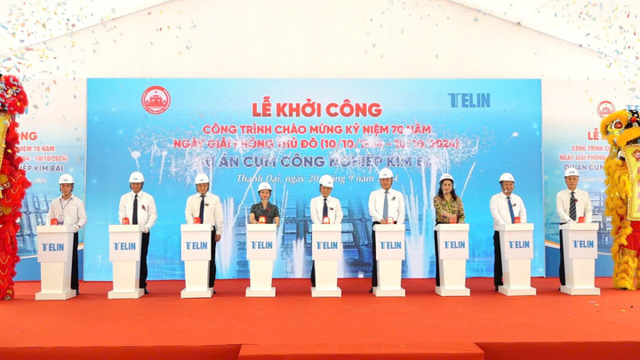 Các đại biểu cùng ấn nút khởi công dự án Cụm công nghiệp Kim Bài. (Ảnh: Đỗ Phong)