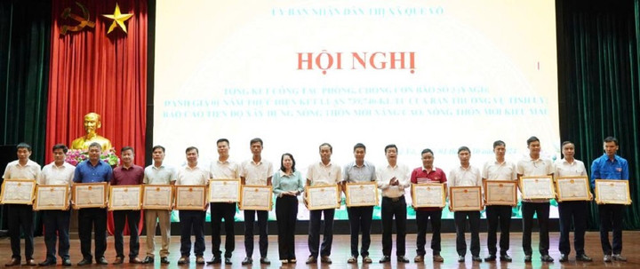 Lãnh đạo thị xã Quế Võ tặng Bằng khen cho các cá nhân.