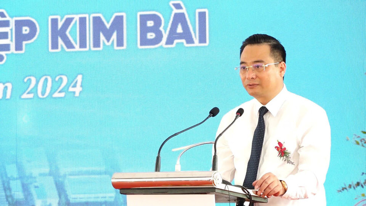 Ông Bùi Văn Sáng, Chủ tịch UBND huyện Thanh Oai phát biểu tại lễ khởi công các dự án. (Ảnh: Đỗ Phong)