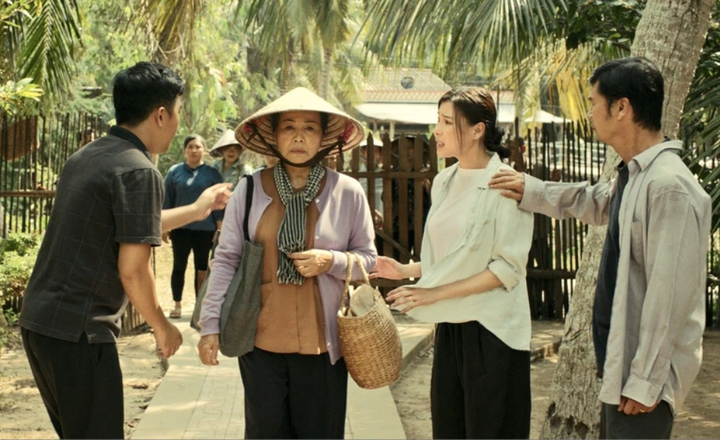 Phim nhà nước như “Bà già đi bụi” không thể đưa ra rạp bán vé bởi “lỗ hổng” pháp lý trong khâu phổ biến, phát hành phim sử dụng ngân sách Nhà nước.