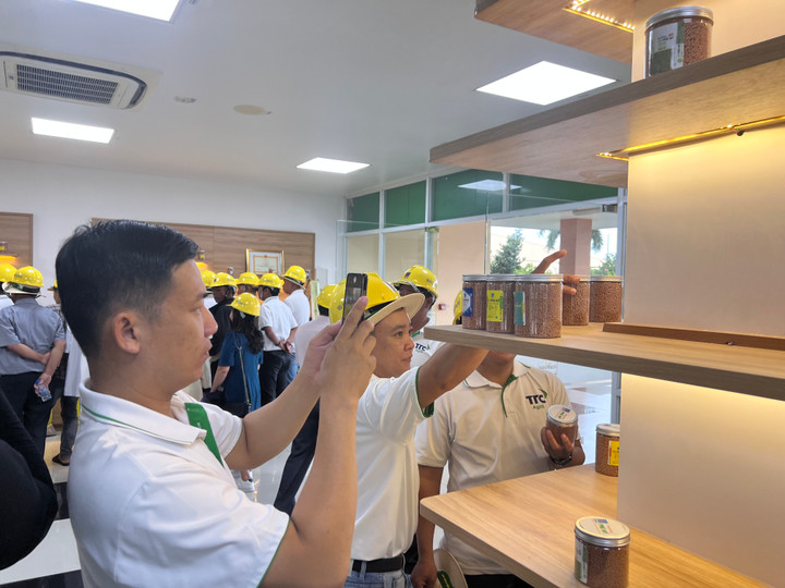 Các đoàn khách hàng tiêu biểu đến thăm quan và tìm hiểu về quy trình sản xuất Đạm Phú Mỹ, NPK Phú Mỹ.