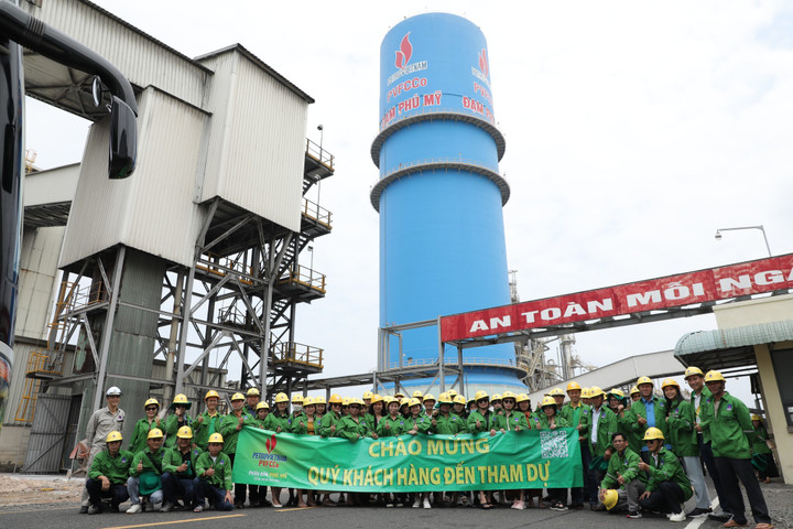 Đưa khách hàng đến tham quan nhà máy Đạm Phú Mỹ trở thành một hoạt động chăm sóc khách hàng thường niên.