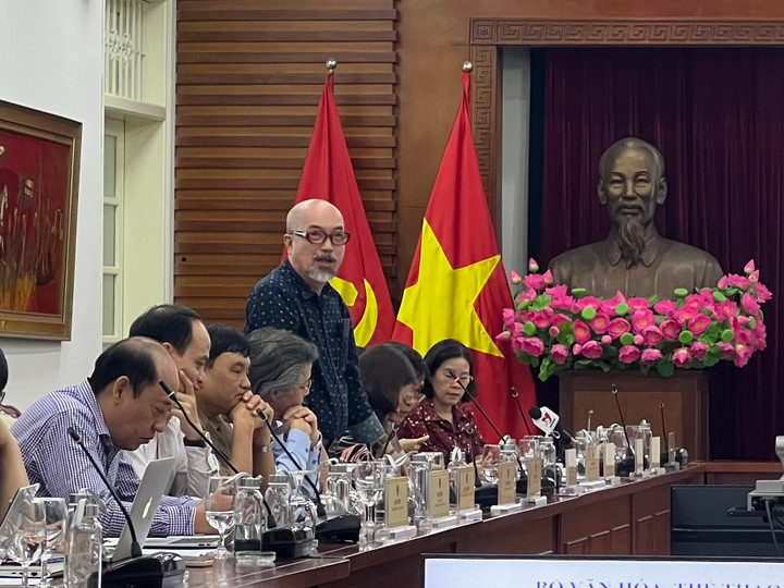 Cục trưởng Cục Điện ảnh Vi Kiến Thành trả lời câu hỏi về bộ phim "Bà già đi bụi" sử dụng ngân sách Nhà nước thông qua đấu thầu.