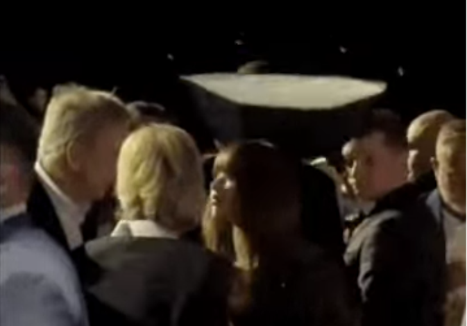 Lisa thân thiết với bố mẹ bạn trai tỷ phú.