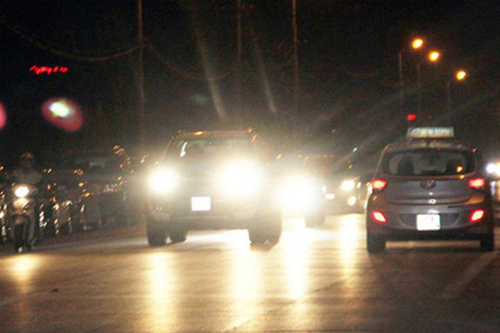 Ô tô bật đèn chiếu xa khi tránh xe đi ngược chiều bị phạt bao nhiêu tiền? - 1