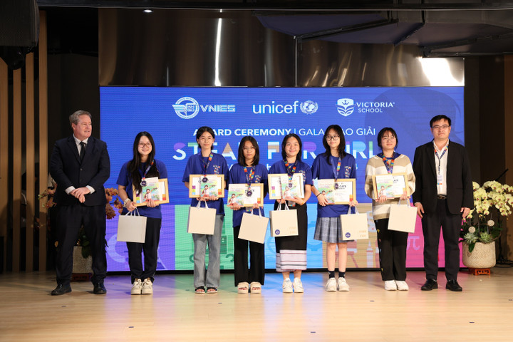 Ban tổ chức trao các giải nhì cho 6 nhóm thí sinh.