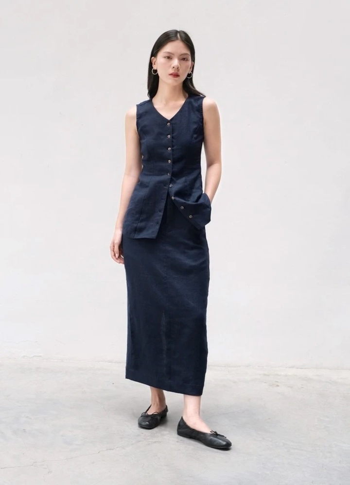 Kết hợp trang phục linen với giày bệt hoặc giày đế thấp, bạn sẽ tạo nên hình ảnh đồng điệu và ấn tượng phong cách cá nhân. Phong cách này hiện được nhiều quý cô yêu thích bởi vẻ ngoài lịch sự, nhã nhặn. Hãy bước vào mùa thu dịu dàng cùng áo baby với chân váy xòe. Với thiết kế đơn giản này, bạn có thể diện đi làm đi chơi đều phù hợp. Trong những ngày bạn không biết mặc gì thì đây là sự lựa chọn lý tưởng. Bản phối cá tính với áo hai dây viền bèo và ren đăng ten kết hợp cùng quần jeans túi hộp mang đến vẻ năng động, trẻ trung. Điểm nhấn là đôi giày bốt màu đỏ rượu vang, thêm phần nổi bật và thu hút cho tổng thể trang phục. Đây là lựa chọn hoàn hảo cho những ngày dạo phố hay gặp gỡ bạn bè. Áo váy linen phối màu tinh tế tạo ra sự cân bằng hoàn hảo giữa sự đơn giản và vẻ đẹp tinh tế từ những chi tiết nhỏ. Thiết kế này không chỉ thanh lịch mà còn mang lại cảm giác thoải mái, phù hợp cho nhiều dịp khác nhau. Set đồng bộ với áo và chân váy linen hoặc quần và áo linen mang đến sự linh hoạt và mới mẻ cho phong cách hàng ngày. Sự kết hợp này không chỉ tạo cảm giác thoải mái mà còn giúp bạn dễ dàng thay đổi phong cách, phù hợp với nhiều hoàn cảnh khác nhau. Áo linen lệch vai đang trở thành xu hướng được nhiều cô gái yêu thích. Thiết kế này khéo léo kết hợp giữa áo sơ mi và kiểu lệch vai trên nền vải linen cao cấp, mang đến sự mềm mại và quyến rũ tinh tế. Đồng thời, áo vẫn giữ được vẻ thanh lịch, phù hợp với mọi hoàn cảnh. Áo kiểu linen vạt cổ vắt chéo tôn lên đường nét vòng 1 một cách vừa vặn, giúp bạn thu hút sự chú ý mà vẫn giữ được sự kín đáo cần thiết. Thiết kế này mang lại nét quyến rũ, thanh lịch, hoàn hảo cho những dịp muốn thể hiện phong cách cá nhân.