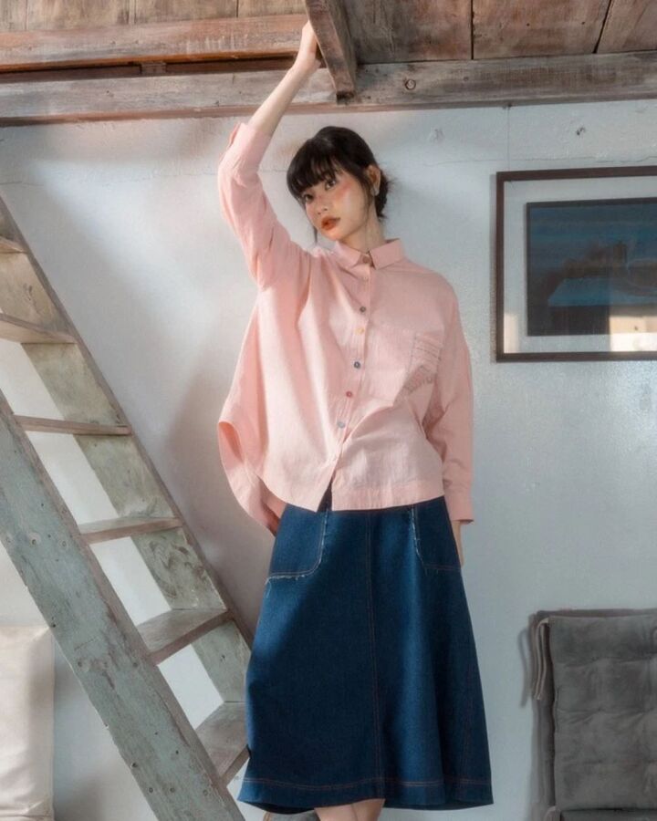 Với thiết kế đơn giản, áo sơ mi linen dễ dàng phối cùng quần jeans, kaki hay chân váy, tạo nên phong cách thanh lịch và năng động. Đây là món đồ lý tưởng, vừa thoải mái, vừa thời trang trong mọi hoàn cảnh. Dáng váy ngắn chạm gối tạo vẻ trẻ trung, năng động. Phù hợp cho đi làm, du lịch hay thư giãn cuối tuần, kiểu váy này luôn là lựa chọn lý tưởng cho hội chị em. Váy suông line dáng dài đến bắp chân hoặc mắt cá chân thể hiện sự thanh lịch, che đi những khuyết điểm của đôi chân. Kết hợp trang phục linen với giày bệt hoặc giày đế thấp, bạn sẽ tạo nên hình ảnh đồng điệu và ấn tượng phong cách cá nhân. Phong cách này hiện được nhiều quý cô yêu thích bởi vẻ ngoài lịch sự, nhã nhặn. Hãy bước vào mùa thu dịu dàng cùng áo baby với chân váy xòe. Với thiết kế đơn giản này, bạn có thể diện đi làm đi chơi đều phù hợp. Trong những ngày bạn không biết mặc gì thì đây là sự lựa chọn lý tưởng. Bản phối cá tính với áo hai dây viền bèo và ren đăng ten kết hợp cùng quần jeans túi hộp mang đến vẻ năng động, trẻ trung. Điểm nhấn là đôi giày bốt màu đỏ rượu vang, thêm phần nổi bật và thu hút cho tổng thể trang phục. Đây là lựa chọn hoàn hảo cho những ngày dạo phố hay gặp gỡ bạn bè. Áo váy linen phối màu tinh tế tạo ra sự cân bằng hoàn hảo giữa sự đơn giản và vẻ đẹp tinh tế từ những chi tiết nhỏ. Thiết kế này không chỉ thanh lịch mà còn mang lại cảm giác thoải mái, phù hợp cho nhiều dịp khác nhau. Set đồng bộ với áo và chân váy linen hoặc quần và áo linen mang đến sự linh hoạt và mới mẻ cho phong cách hàng ngày. Sự kết hợp này không chỉ tạo cảm giác thoải mái mà còn giúp bạn dễ dàng thay đổi phong cách, phù hợp với nhiều hoàn cảnh khác nhau. Áo linen lệch vai đang trở thành xu hướng được nhiều cô gái yêu thích. Thiết kế này khéo léo kết hợp giữa áo sơ mi và kiểu lệch vai trên nền vải linen cao cấp, mang đến sự mềm mại và quyến rũ tinh tế. Đồng thời, áo vẫn giữ được vẻ thanh lịch, phù hợp với mọi hoàn cảnh. Áo kiểu linen vạt cổ vắt chéo tôn lên đường nét vòng 1 một cách vừa vặn, giúp bạn thu hút sự chú ý mà vẫn giữ được sự kín đáo cần thiết. Thiết kế này mang lại nét quyến rũ, thanh lịch, hoàn hảo cho những dịp muốn thể hiện phong cách cá nhân.