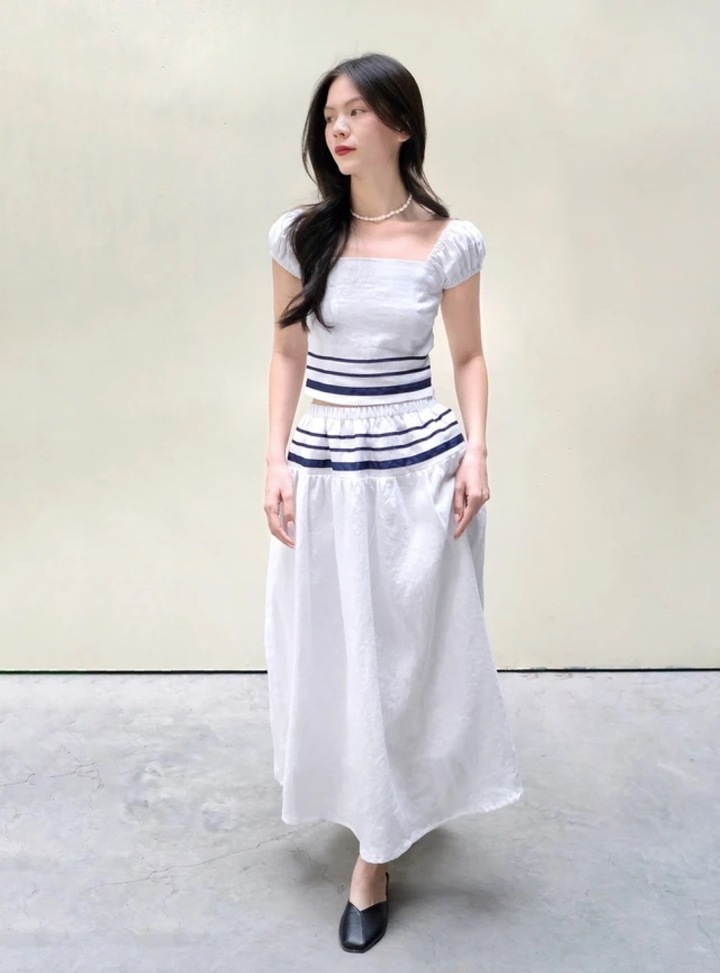 Áo váy linen phối màu tinh tế tạo ra sự cân bằng hoàn hảo giữa sự đơn giản và vẻ đẹp tinh tế từ những chi tiết nhỏ. Thiết kế này không chỉ thanh lịch mà còn mang lại cảm giác thoải mái, phù hợp cho nhiều dịp khác nhau. Set đồng bộ với áo và chân váy linen hoặc quần và áo linen mang đến sự linh hoạt và mới mẻ cho phong cách hàng ngày. Sự kết hợp này không chỉ tạo cảm giác thoải mái mà còn giúp bạn dễ dàng thay đổi phong cách, phù hợp với nhiều hoàn cảnh khác nhau. Áo linen lệch vai đang trở thành xu hướng được nhiều cô gái yêu thích. Thiết kế này khéo léo kết hợp giữa áo sơ mi và kiểu lệch vai trên nền vải linen cao cấp, mang đến sự mềm mại và quyến rũ tinh tế. Đồng thời, áo vẫn giữ được vẻ thanh lịch, phù hợp với mọi hoàn cảnh. Áo kiểu linen vạt cổ vắt chéo tôn lên đường nét vòng 1 một cách vừa vặn, giúp bạn thu hút sự chú ý mà vẫn giữ được sự kín đáo cần thiết. Thiết kế này mang lại nét quyến rũ, thanh lịch, hoàn hảo cho những dịp muốn thể hiện phong cách cá nhân.