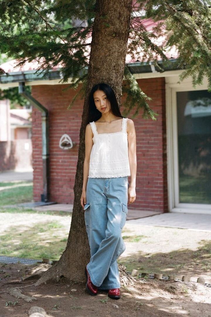 Bản phối cá tính với áo hai dây viền bèo và ren đăng ten kết hợp cùng quần jeans túi hộp mang đến vẻ năng động, trẻ trung. Điểm nhấn là đôi giày bốt màu đỏ rượu vang, thêm phần nổi bật và thu hút cho tổng thể trang phục. Đây là lựa chọn hoàn hảo cho những ngày dạo phố hay gặp gỡ bạn bè. Áo váy linen phối màu tinh tế tạo ra sự cân bằng hoàn hảo giữa sự đơn giản và vẻ đẹp tinh tế từ những chi tiết nhỏ. Thiết kế này không chỉ thanh lịch mà còn mang lại cảm giác thoải mái, phù hợp cho nhiều dịp khác nhau. Set đồng bộ với áo và chân váy linen hoặc quần và áo linen mang đến sự linh hoạt và mới mẻ cho phong cách hàng ngày. Sự kết hợp này không chỉ tạo cảm giác thoải mái mà còn giúp bạn dễ dàng thay đổi phong cách, phù hợp với nhiều hoàn cảnh khác nhau. Áo linen lệch vai đang trở thành xu hướng được nhiều cô gái yêu thích. Thiết kế này khéo léo kết hợp giữa áo sơ mi và kiểu lệch vai trên nền vải linen cao cấp, mang đến sự mềm mại và quyến rũ tinh tế. Đồng thời, áo vẫn giữ được vẻ thanh lịch, phù hợp với mọi hoàn cảnh. Áo kiểu linen vạt cổ vắt chéo tôn lên đường nét vòng 1 một cách vừa vặn, giúp bạn thu hút sự chú ý mà vẫn giữ được sự kín đáo cần thiết. Thiết kế này mang lại nét quyến rũ, thanh lịch, hoàn hảo cho những dịp muốn thể hiện phong cách cá nhân.