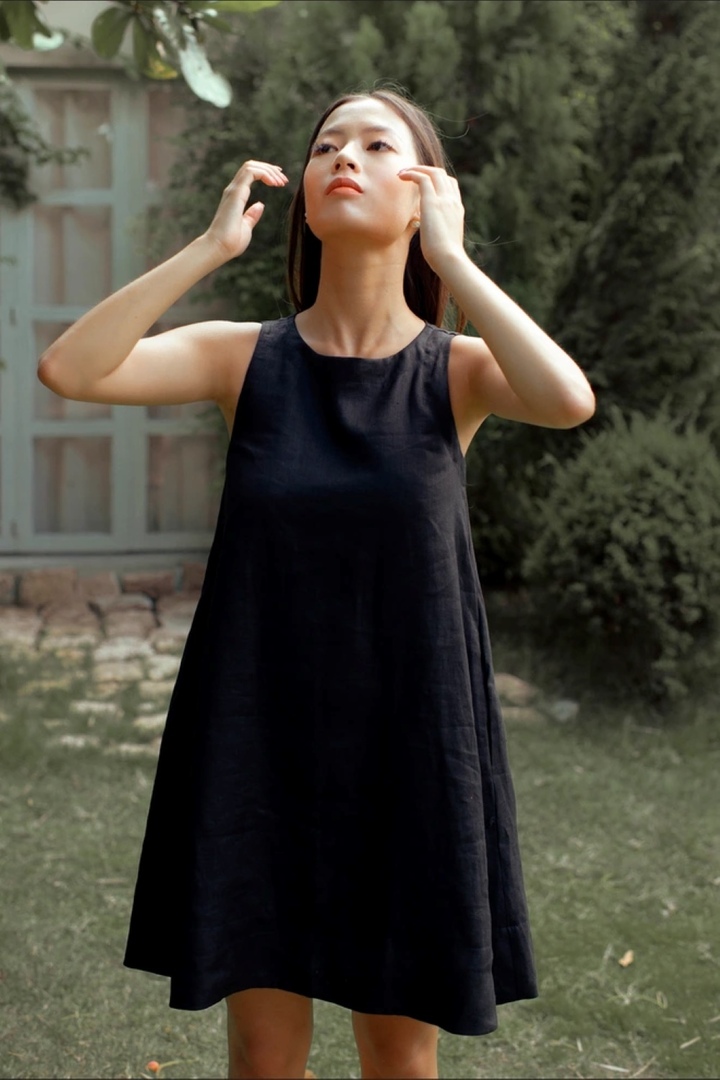 Dáng váy ngắn chạm gối tạo vẻ trẻ trung, năng động. Phù hợp cho đi làm, du lịch hay thư giãn cuối tuần, kiểu váy này luôn là lựa chọn lý tưởng cho hội chị em. Váy suông line dáng dài đến bắp chân hoặc mắt cá chân thể hiện sự thanh lịch, che đi những khuyết điểm của đôi chân. Kết hợp trang phục linen với giày bệt hoặc giày đế thấp, bạn sẽ tạo nên hình ảnh đồng điệu và ấn tượng phong cách cá nhân. Phong cách này hiện được nhiều quý cô yêu thích bởi vẻ ngoài lịch sự, nhã nhặn. Hãy bước vào mùa thu dịu dàng cùng áo baby với chân váy xòe. Với thiết kế đơn giản này, bạn có thể diện đi làm đi chơi đều phù hợp. Trong những ngày bạn không biết mặc gì thì đây là sự lựa chọn lý tưởng. Bản phối cá tính với áo hai dây viền bèo và ren đăng ten kết hợp cùng quần jeans túi hộp mang đến vẻ năng động, trẻ trung. Điểm nhấn là đôi giày bốt màu đỏ rượu vang, thêm phần nổi bật và thu hút cho tổng thể trang phục. Đây là lựa chọn hoàn hảo cho những ngày dạo phố hay gặp gỡ bạn bè. Áo váy linen phối màu tinh tế tạo ra sự cân bằng hoàn hảo giữa sự đơn giản và vẻ đẹp tinh tế từ những chi tiết nhỏ. Thiết kế này không chỉ thanh lịch mà còn mang lại cảm giác thoải mái, phù hợp cho nhiều dịp khác nhau. Set đồng bộ với áo và chân váy linen hoặc quần và áo linen mang đến sự linh hoạt và mới mẻ cho phong cách hàng ngày. Sự kết hợp này không chỉ tạo cảm giác thoải mái mà còn giúp bạn dễ dàng thay đổi phong cách, phù hợp với nhiều hoàn cảnh khác nhau. Áo linen lệch vai đang trở thành xu hướng được nhiều cô gái yêu thích. Thiết kế này khéo léo kết hợp giữa áo sơ mi và kiểu lệch vai trên nền vải linen cao cấp, mang đến sự mềm mại và quyến rũ tinh tế. Đồng thời, áo vẫn giữ được vẻ thanh lịch, phù hợp với mọi hoàn cảnh. Áo kiểu linen vạt cổ vắt chéo tôn lên đường nét vòng 1 một cách vừa vặn, giúp bạn thu hút sự chú ý mà vẫn giữ được sự kín đáo cần thiết. Thiết kế này mang lại nét quyến rũ, thanh lịch, hoàn hảo cho những dịp muốn thể hiện phong cách cá nhân.