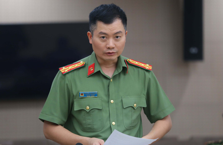 Đại tá Nguyễn Tuấn Hưng thông tin tại cuộc họp.