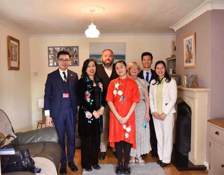 Thứ trưởng Bộ Ngoại giao Lê Thị Thu Hằng chụp ảnh lưu niệm cùng gia đình. (Ảnh: BNG)