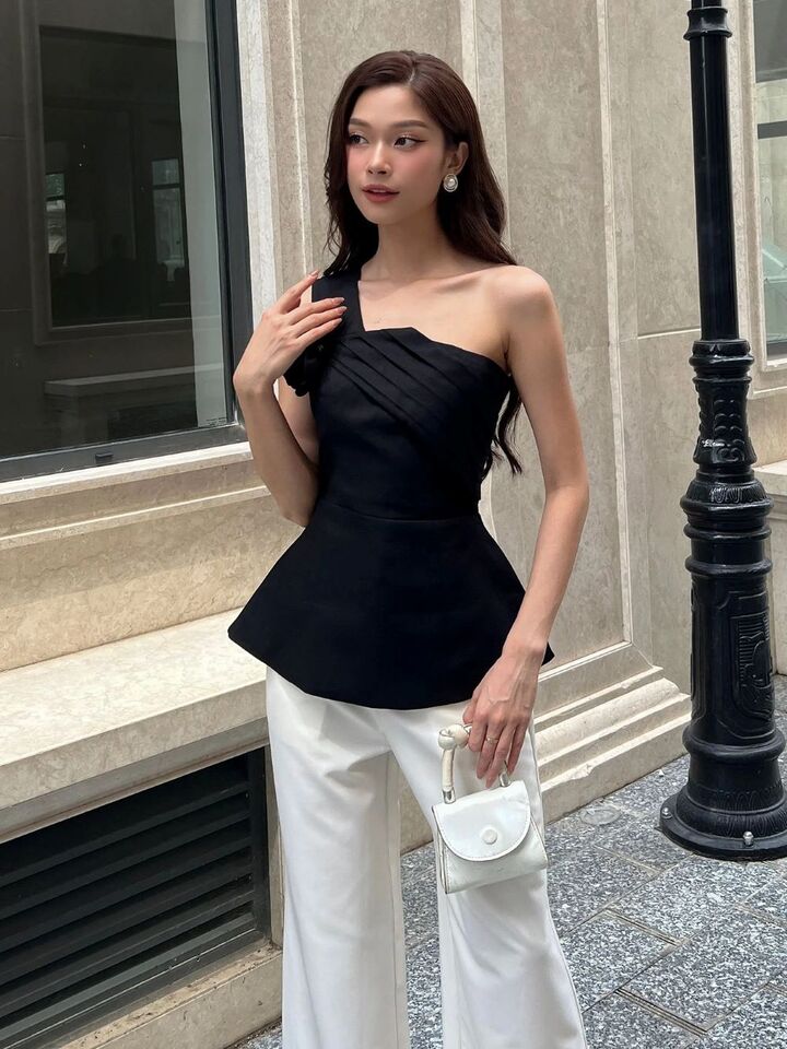 Áo linen lệch vai đang trở thành xu hướng được nhiều cô gái yêu thích. Thiết kế này khéo léo kết hợp giữa áo sơ mi và kiểu lệch vai trên nền vải linen cao cấp, mang đến sự mềm mại và quyến rũ tinh tế. Đồng thời, áo vẫn giữ được vẻ thanh lịch, phù hợp với mọi hoàn cảnh. Áo kiểu linen vạt cổ vắt chéo tôn lên đường nét vòng 1 một cách vừa vặn, giúp bạn thu hút sự chú ý mà vẫn giữ được sự kín đáo cần thiết. Thiết kế này mang lại nét quyến rũ, thanh lịch, hoàn hảo cho những dịp muốn thể hiện phong cách cá nhân.