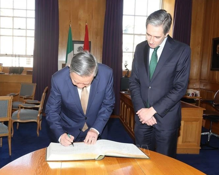 Tổng Bí thư, Chủ tịch nước Tô Lâm ký sổ lưu niệm. (Ảnh: TTXVN)