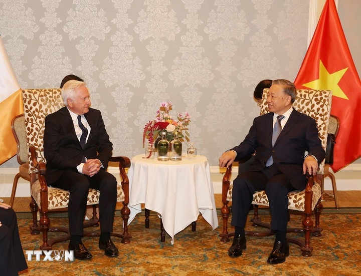 Tổng Bí thư, Chủ tịch nước Tô Lâm bày tỏ vui mừng gặp ngài Patrick MC Killen nhân chuyến thăm cấp Nhà nước tới Ireland. (Ảnh: TTXVN)