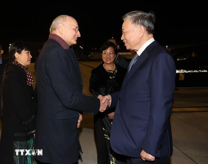 Bộ trưởng Bộ Tư pháp Didier Migaud, Phó Tỉnh trưởng Yves Bossuyt, Đại sứ Pháp tại Việt Nam Olivier Brochet đón Tổng Bí thư, Chủ tịch nước Tô Lâm tại sân bay Orly ở thủ đô Paris. (Ảnh: Trí Dũng/TTXVN)