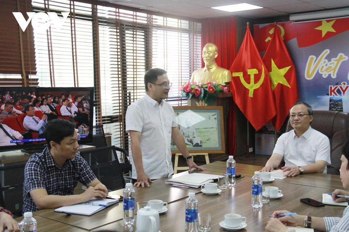 Trưởng ban Thời sự Nguyễn Vũ Duy báo cáo về việc triển khai chương trình "Việt Nam - Kỷ nguyên vươn mình" trên VOV1.