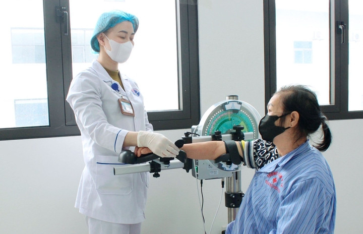 Nhân viên y tế sử dụng máy móc hiện đại trong quá trình điều trị cho người bệnh. (Ảnh: Kim Ly)