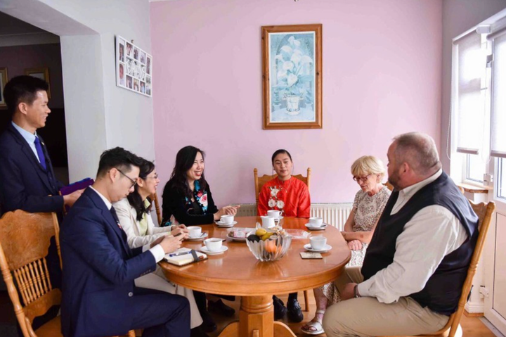 Thứ trưởng Lê Thị Thu Hằng đến thăm gia đình ông bà Eamon McMullen.