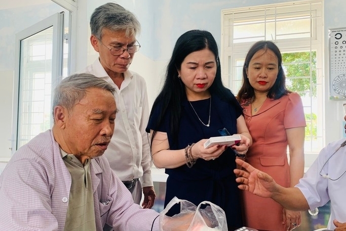 PGS Phan Lê Thu Hằng khảo sát thực tế tại 1 trạm y tế xã ở tỉnh Quảng Trị. (Ảnh: HM)