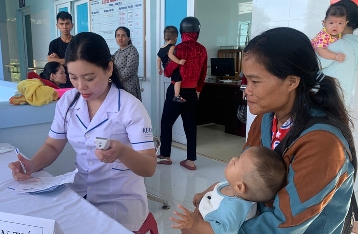 Người dân đến khám bệnh tại trạm y tế xã. (Ảnh: HM)