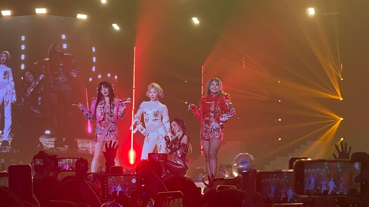 2NE1 trình diễn bùng nổ trong concert tái hợp.