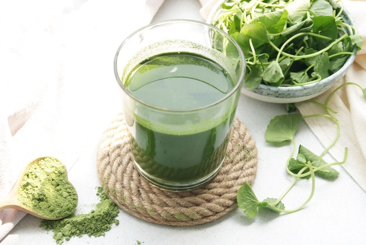 Nước rau má giúp giải nhiệt, bổ sung nước buổi sáng.