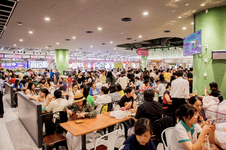 Khách hàng trải nghiệm tại Khu vực ẩm thực tự chọn Delica, AEON Tạ Quang Bửu.