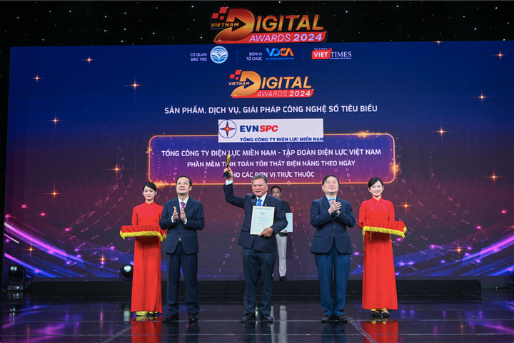 Đại diện EVNSPC được vinh danh tại Lễ trao Giải thưởng Chuyển đổi số Việt Nam - Vietnam Digital Awards 2024.