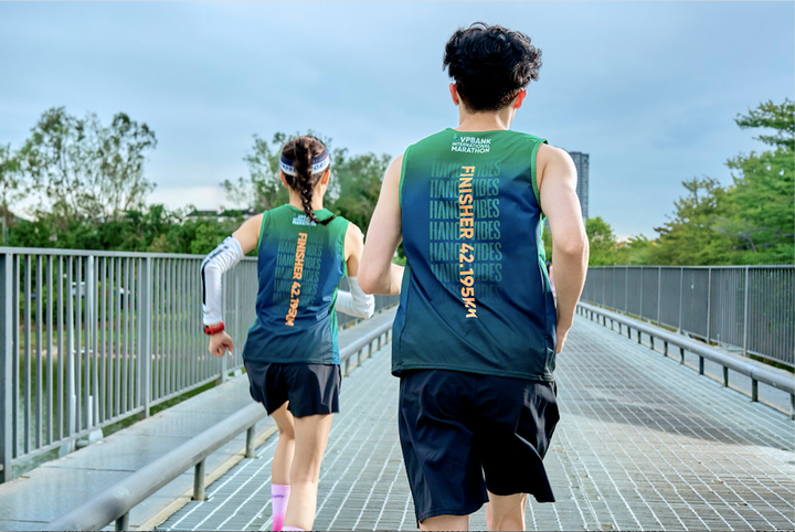 Áo Finisher dành cho cự ly FM của VPIM 2024, đầy tính thời trang và phóng khoáng.