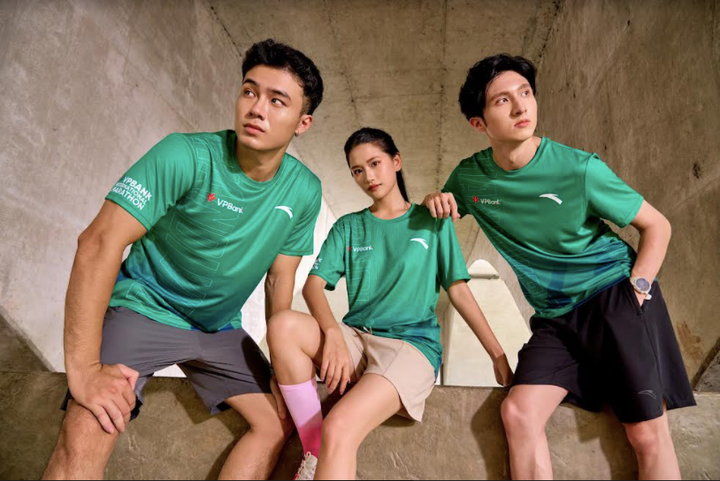 Áo dành cho team Crew, tông màu xanh lá mát mắt, dễ nhận diện. Đây là đội ngũ siêu “uy tín” để các runner có thể tự tin “Hỏi – Đáp”.