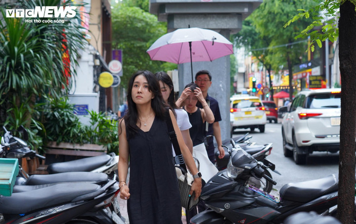 Thời tiết TP.HCM hôm nay 5/10, từ sáng đến trưa trời nắng gián đoạn, về chiều tối có mưa rào và dông rải rác.