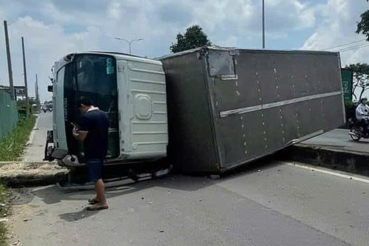 Chiếc xe tải lật chắn ngang đường.