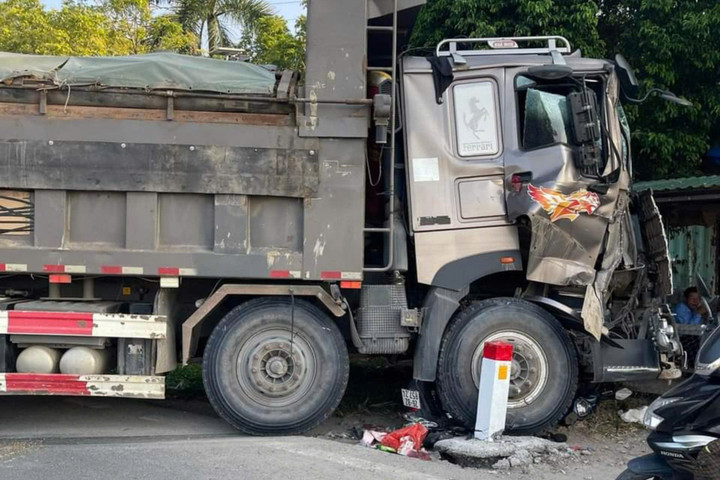 Chiếc xe máy bị vò nát trong gầm xe tải.