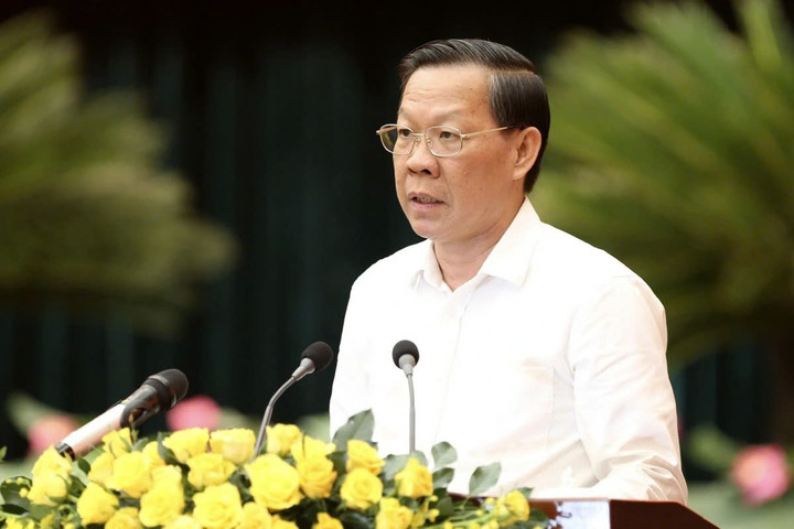 Chủ tịch UBND TP.HCM Phan Văn Mãi báo cáo tại buổi làm việc. (Ảnh: Triều Hoàng)